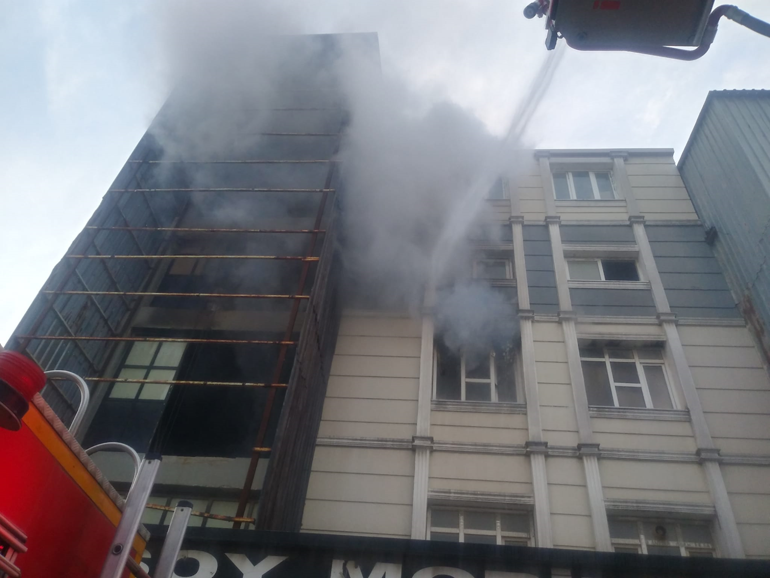 Hatay'da mobilya fabrikas�nda yang�n