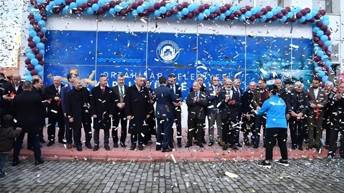 Trabzon'da 5,5 milyon liraya yenilenen spor kompleksi hizmete a��ld�