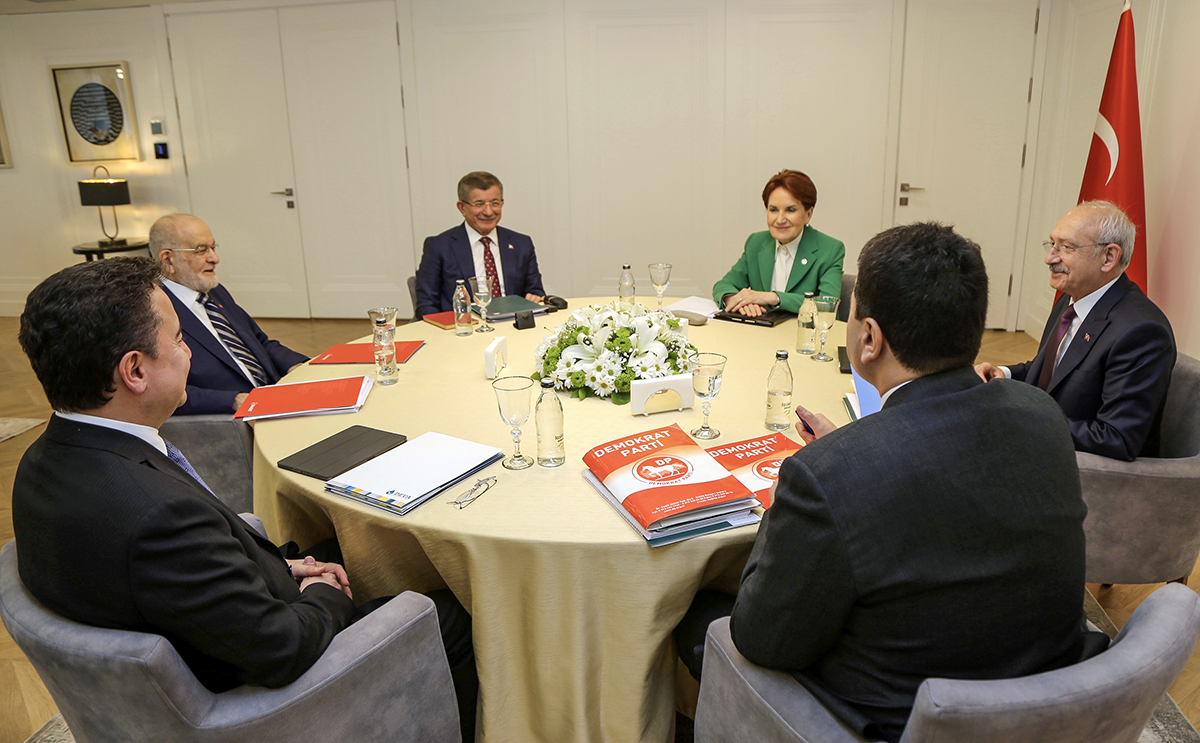Alt�l� Masa'da ortal�k toz duman! Davuto�lu'nun restine �Y� Parti'den cevap