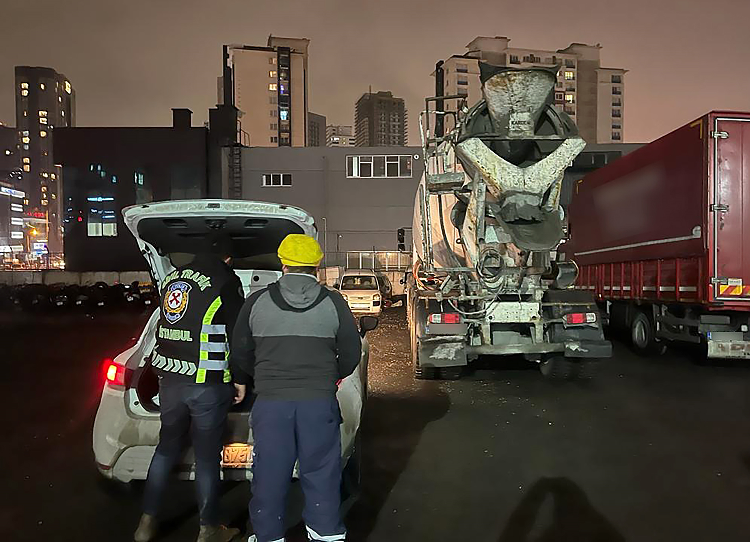 Baclar'da ambulansa yol vermeyen beton mikserinin srcs, sahibi ve iletenine ceza