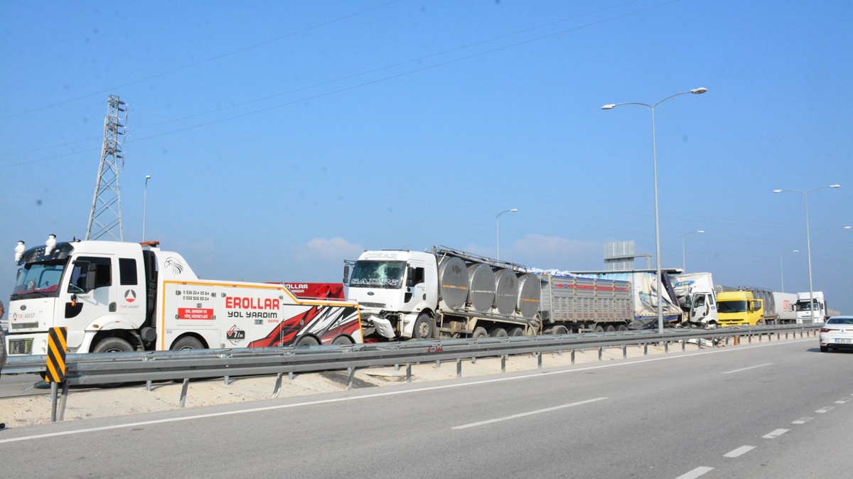 Zincirleme Trafik Kazasında 16 Araç Birbirine Girdi: 4 Kişi Yaralandı