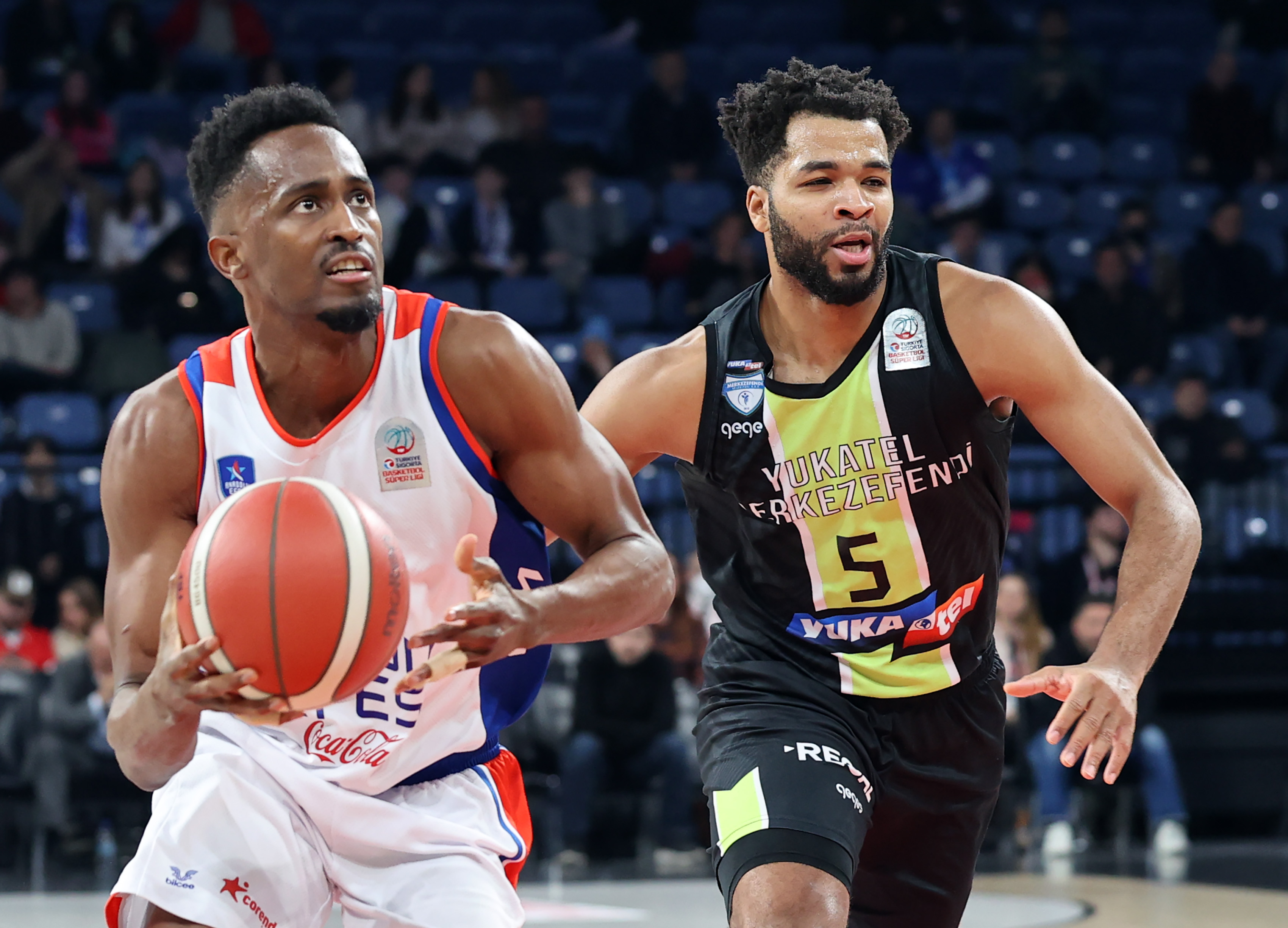 Anadolu Efes evinde farkl� kazand�