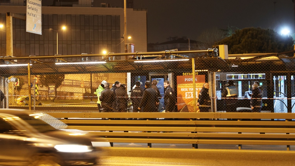Feci olay: Metrobsn altnda kalarak ld