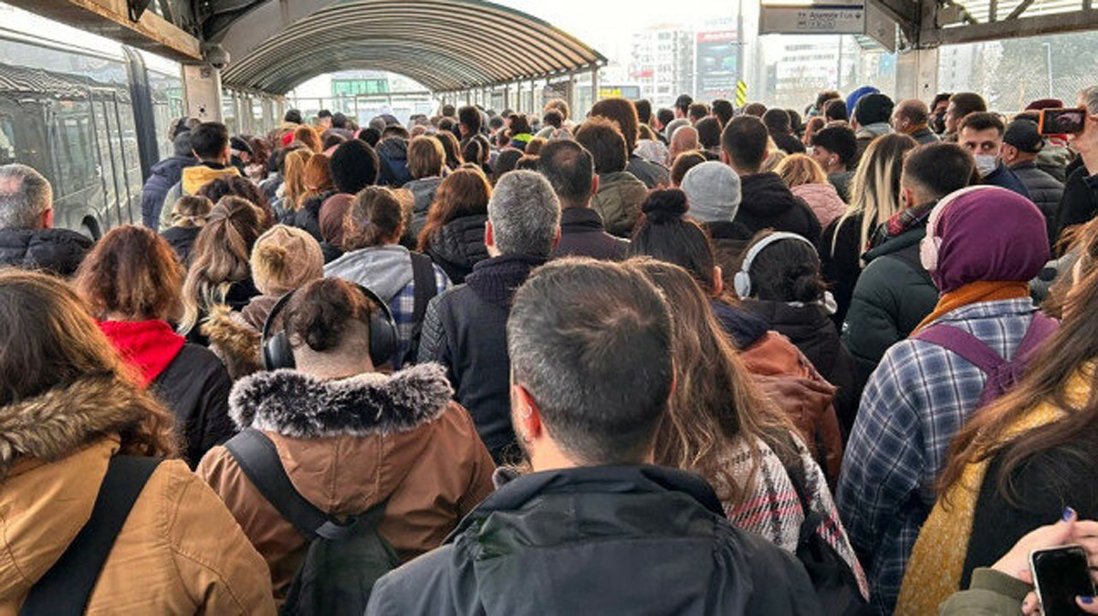 Mecidiyek�y'de metrob�s yo�unlu�u