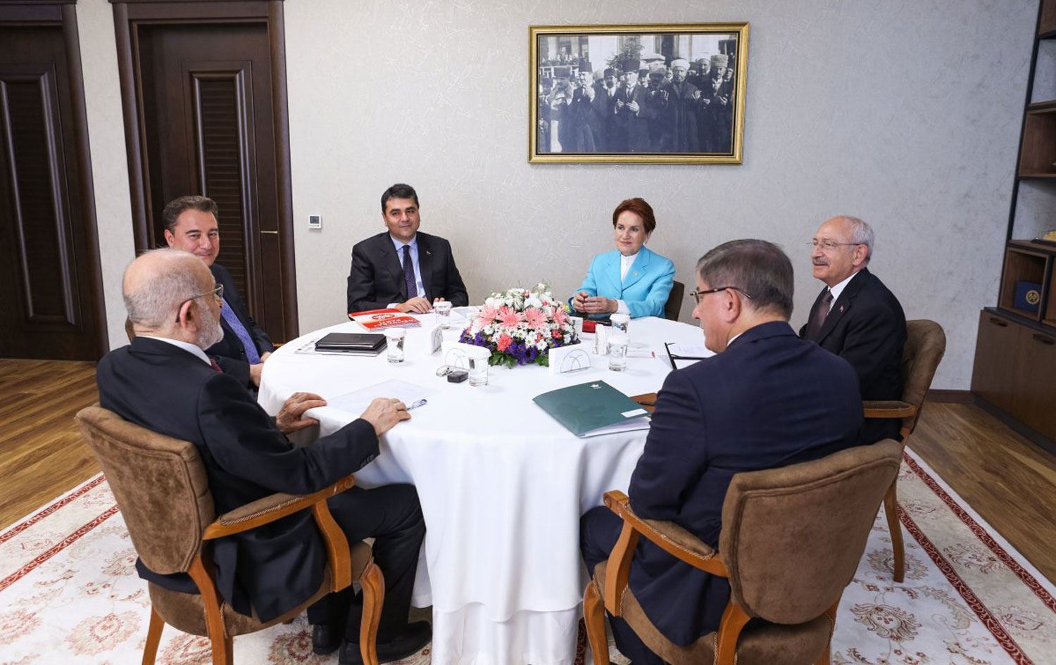 Alt�l� Masa'da hesaplar yine kar��t�! Bir aday daha