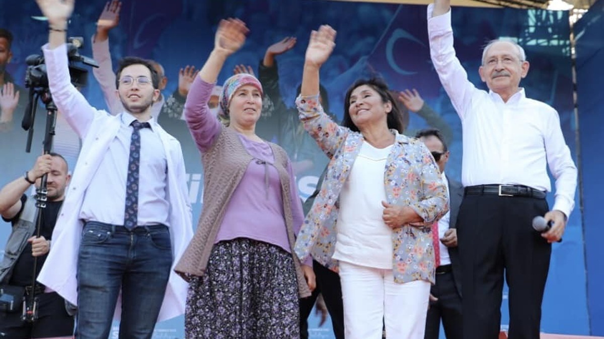 CHP'de Esma Ay aknl! Kldarolu'nun mitinginde konumutu: AK Parti'ye katld
