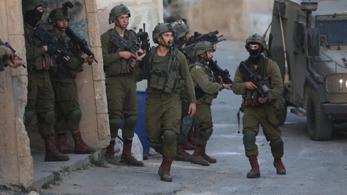 srail gleri Bat eria'da Filistinlilere ait iki evi ykt
