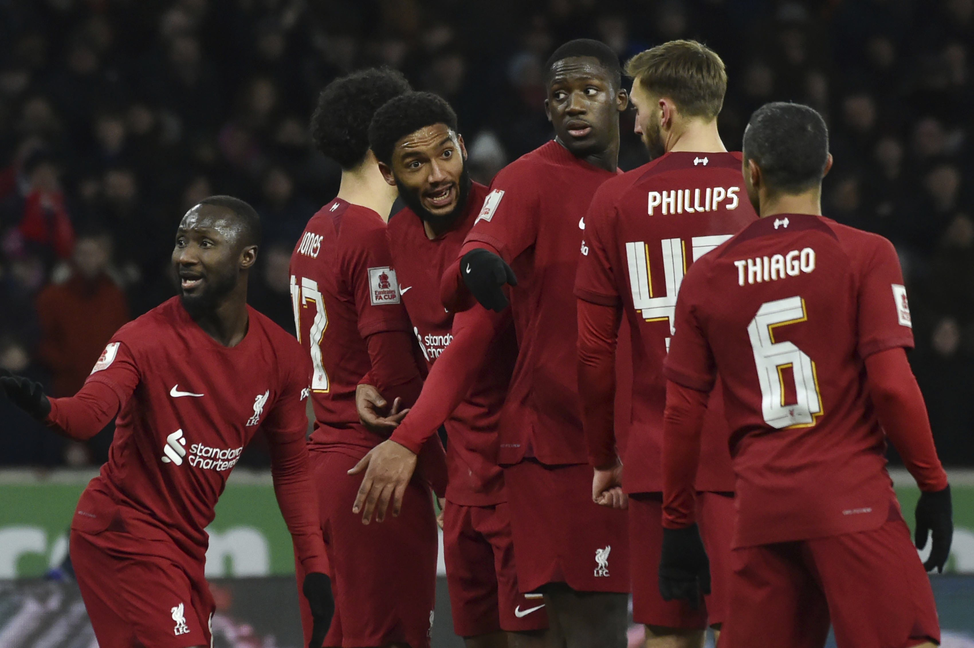Liverpool deplasmanda tek golle turlad�