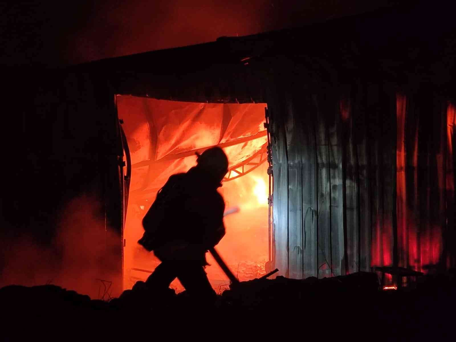 Mobilya at�lyesinde ��kan yang�nda maddi hasar olu�tu