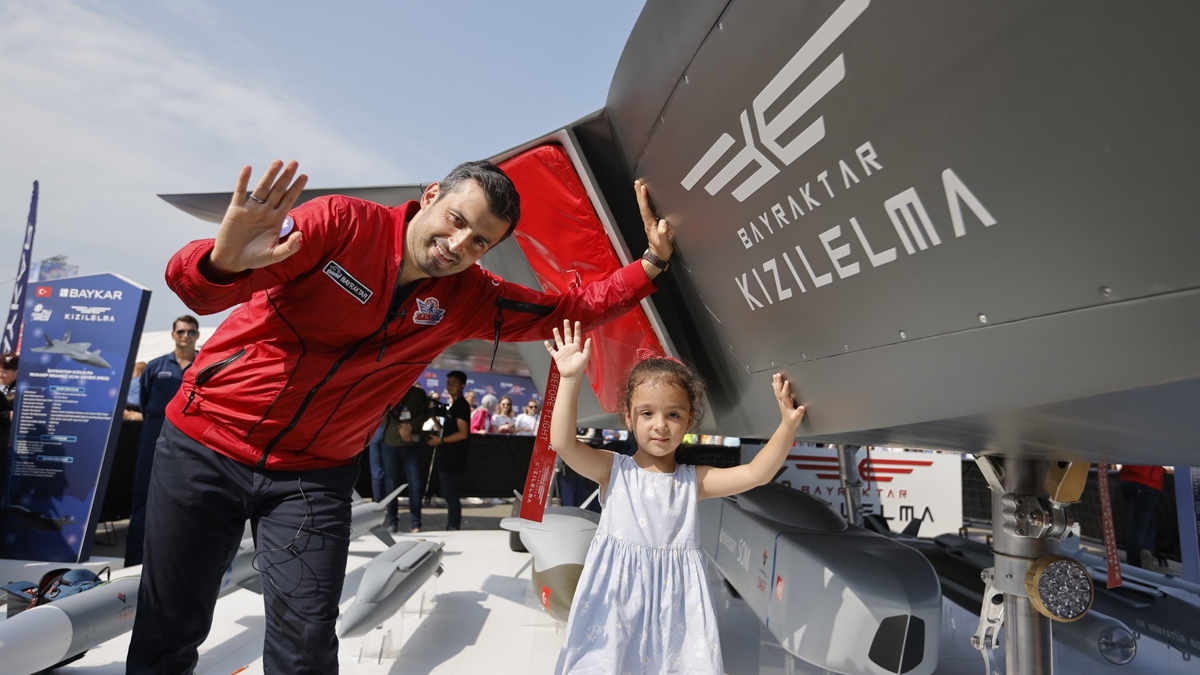 Sel�uk Bayraktar'dan Babacan'a g�nderme: Ona sadece aziz milletimizin evlatlar� dokunabilir...