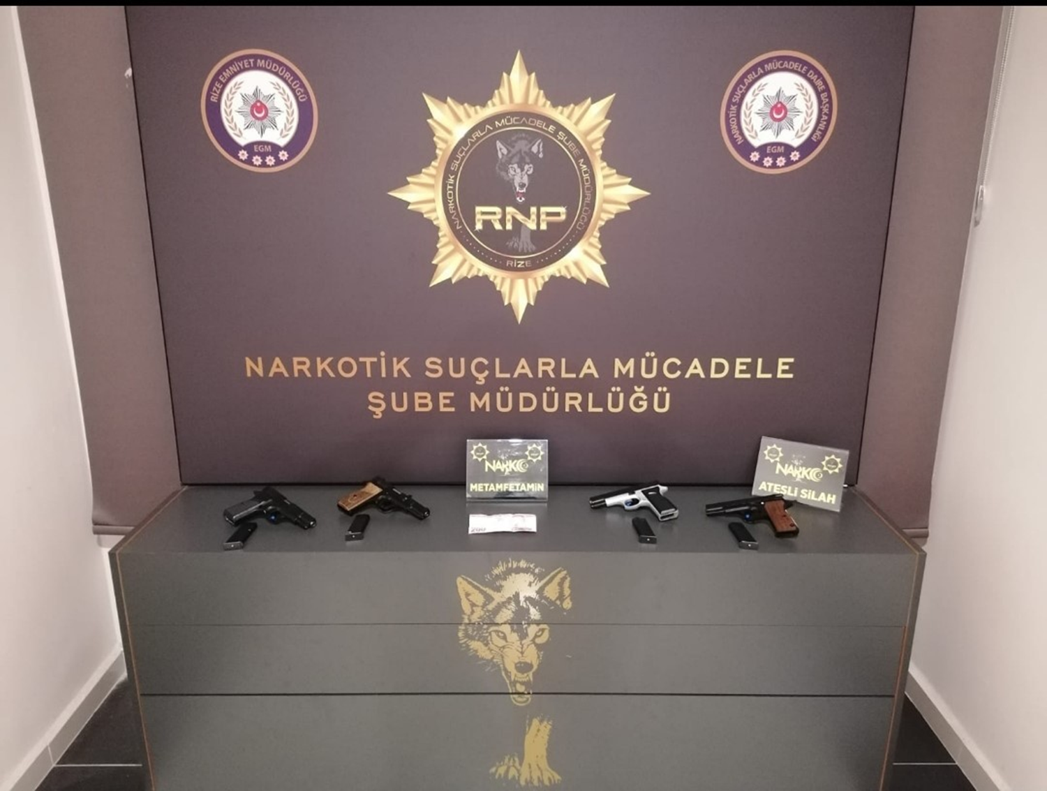 ��phelenen ara�ta uyu�turucu ve birden fazla ruhsats�z tabanca ele ge�irildi