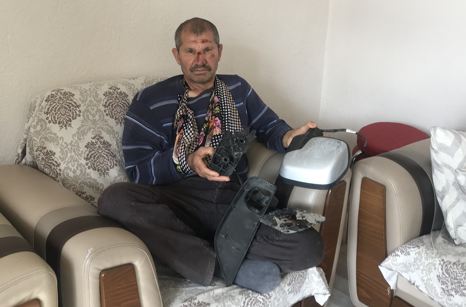 Kendisine �arp�p ka�an arac�n par�alar�n� delil olmas� i�in evine g�t�rd�