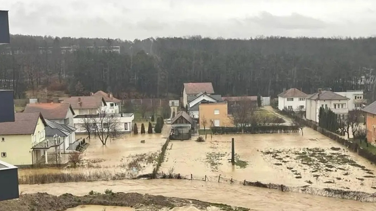 Kosova'da acil durum ilan edildi