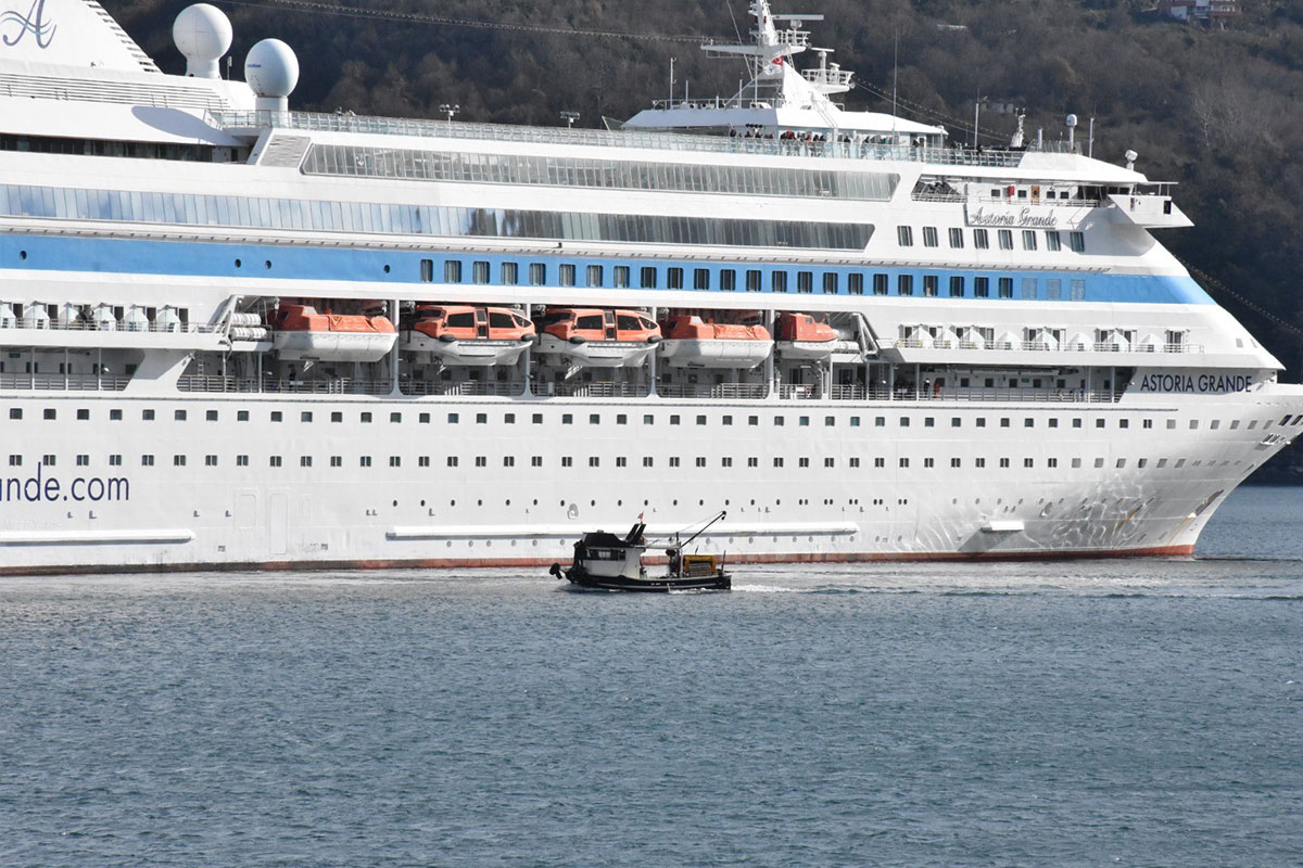 Limana �arpan kruvaziyer Amasra'da bekletilecek
