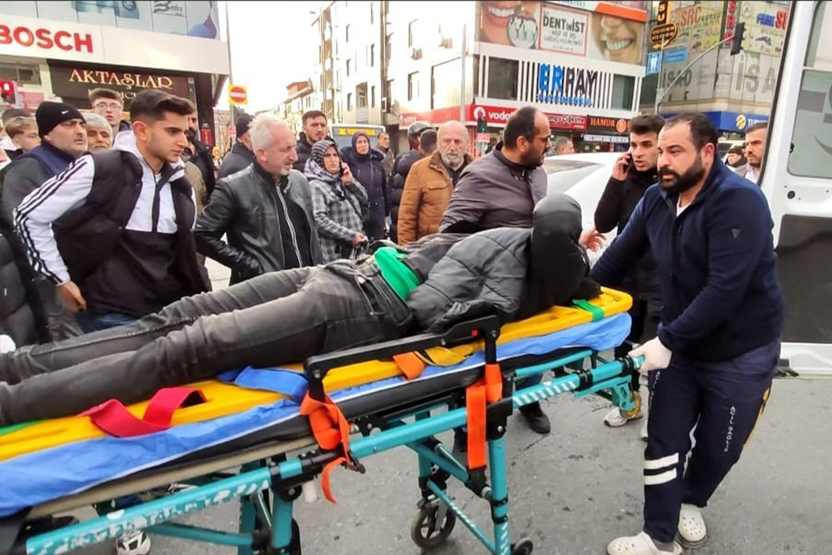 Otomobil ve motosiklet �arp��t�, kurye yaraland�