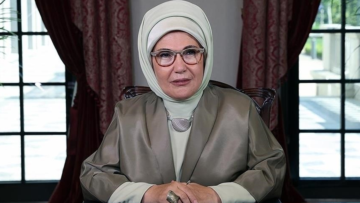 Emine Erdo�an'dan, hastanede tedavi g�ren �ocuklara karne tebri�i
