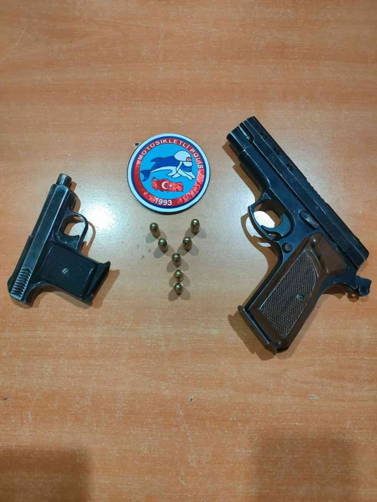 Galericinin �zerinden iki tane ruhsats�z tabanca ��kt�