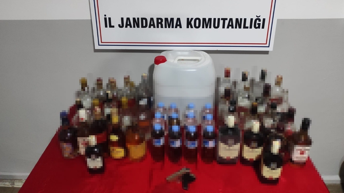Jandarma ekipleri yapt operasyonda 135 litre kaak alkol ele geirildi