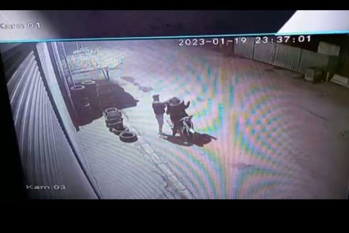 Otomobil lastiklerini k�yafet gibi giyen h�rs�zlar kameralara yakaland�