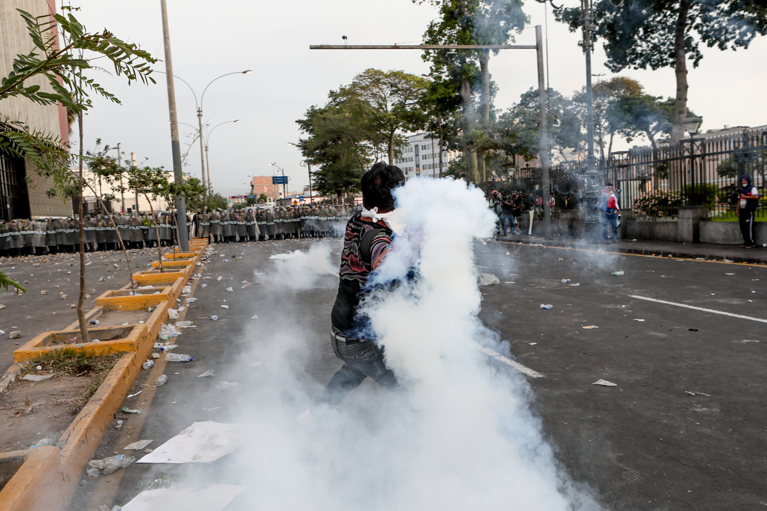 Peru'da protestocular, �lkenin en b�y�k ikinci havaalan�na zorla girmeye �al��t�