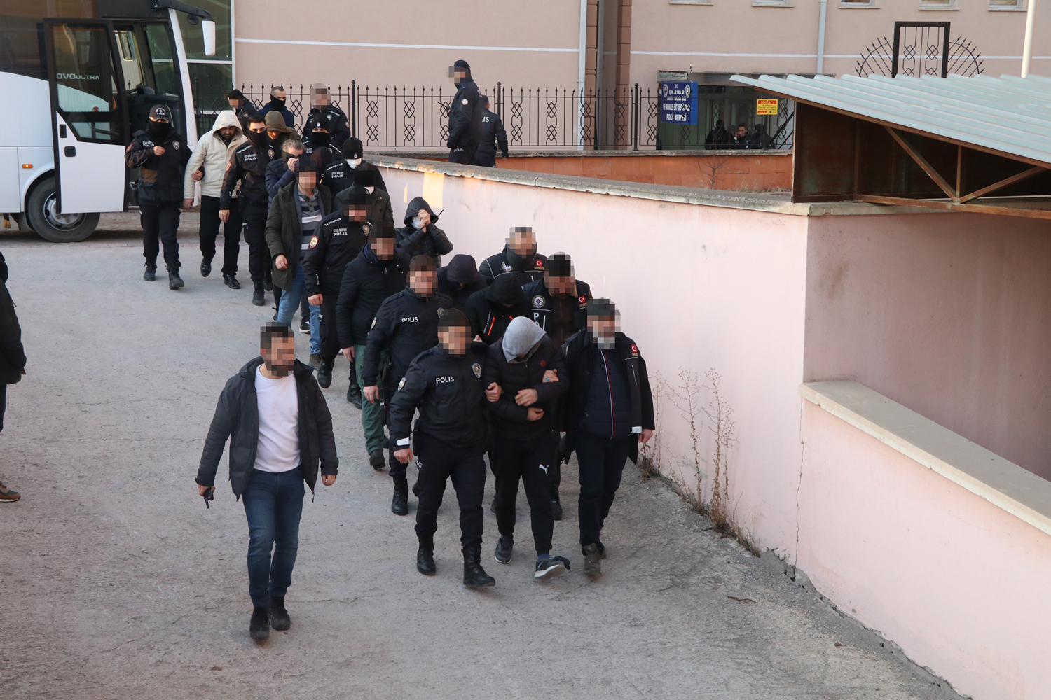 Uyu�turucu operasyonu! 10 ��pheliden 4'� tutukland�