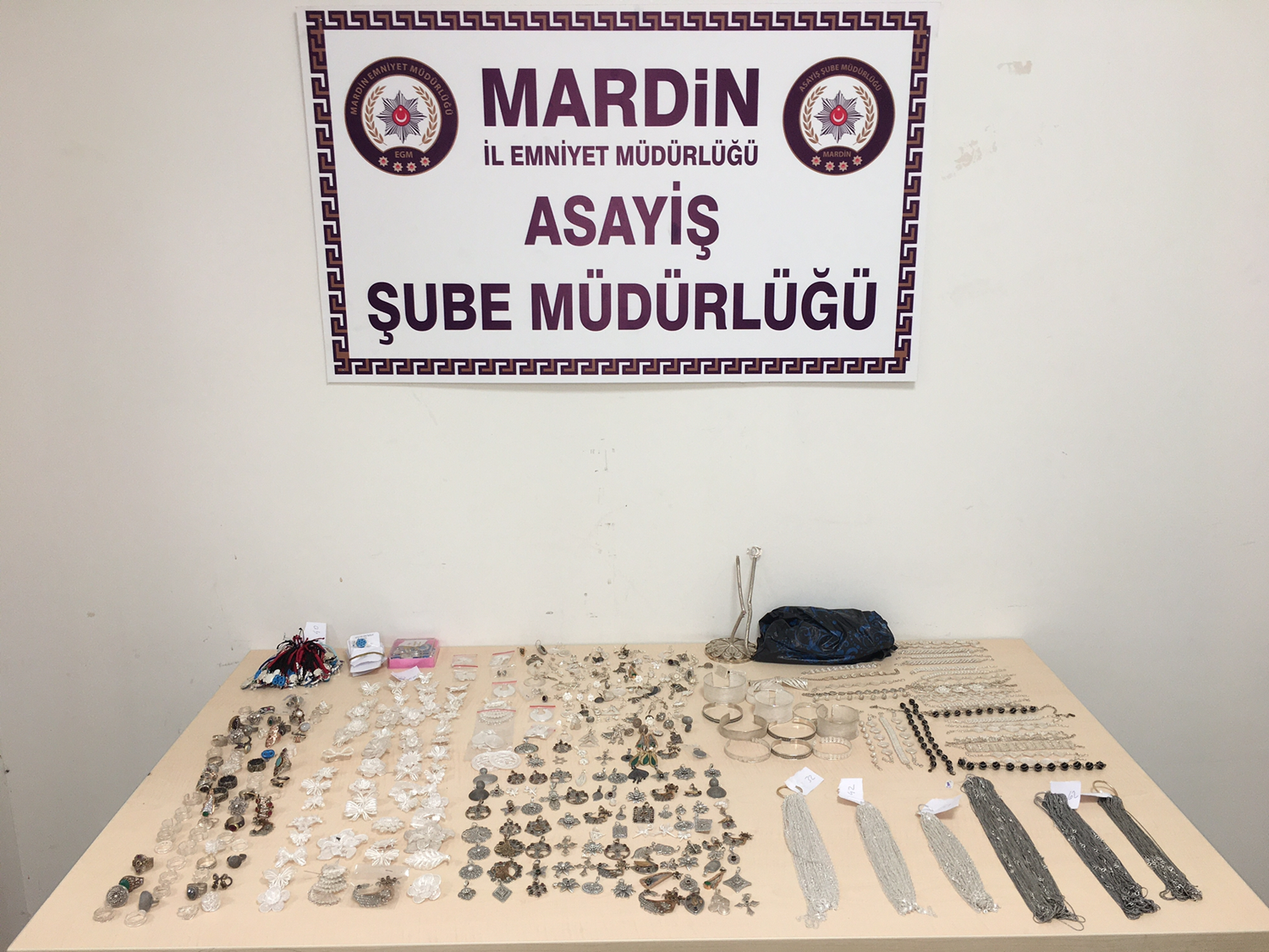 'Ya�ayan �nsan Hazineleri' �d�l�n� alan ustan�n telkari �r�nlerini �alan zanl� tutukland�