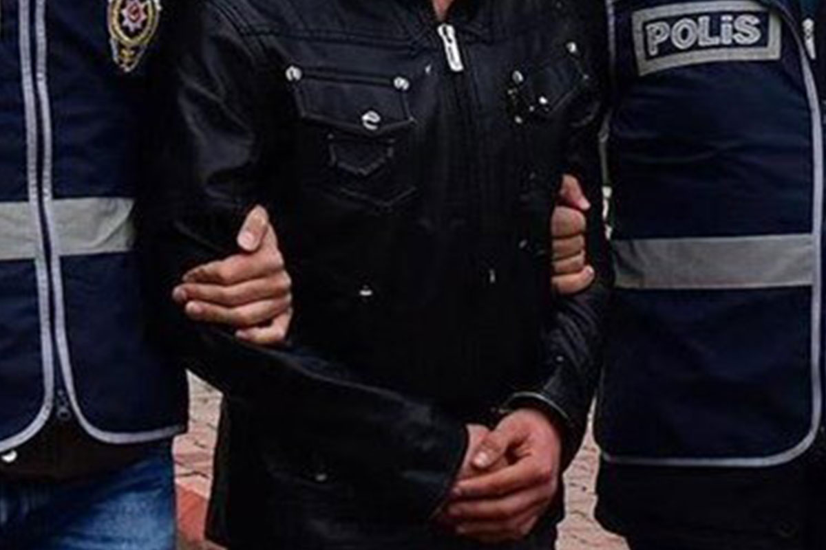 A�abeyinin eski oturdu�u evin sahibinin o�lunun arac�n� kundaklad�: Zanl� tutukland�