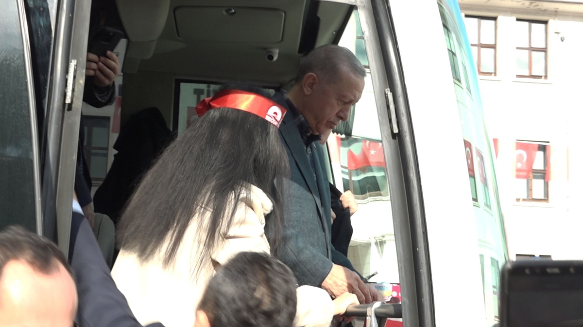 Cumhurbakan Erdoan, Bursa ziyaretinde niversite rencisine kitabn imzalad