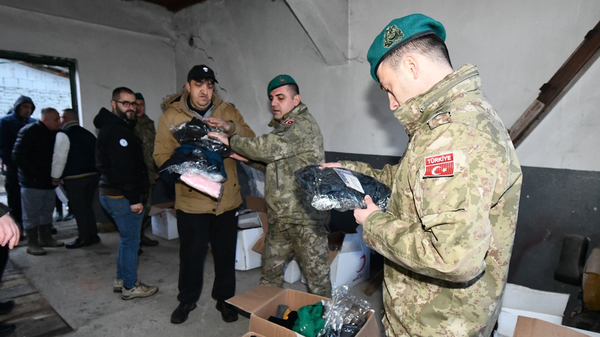Trk askeri Kosova'da selden etkilenen ihtiya sahiplerine giysi yardm yapt