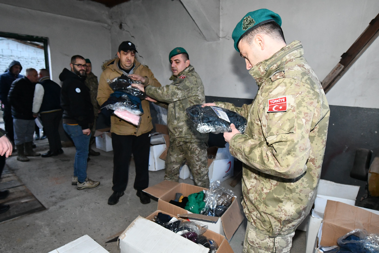 T�rk askeri Kosova'da selden etkilenen ihtiya� sahiplerine giysi yard�m� yapt�