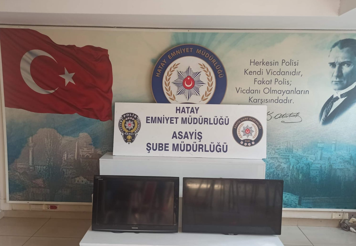 Okulun televizyonlar�n� �ald�lar: 2 zanl� tutukland�