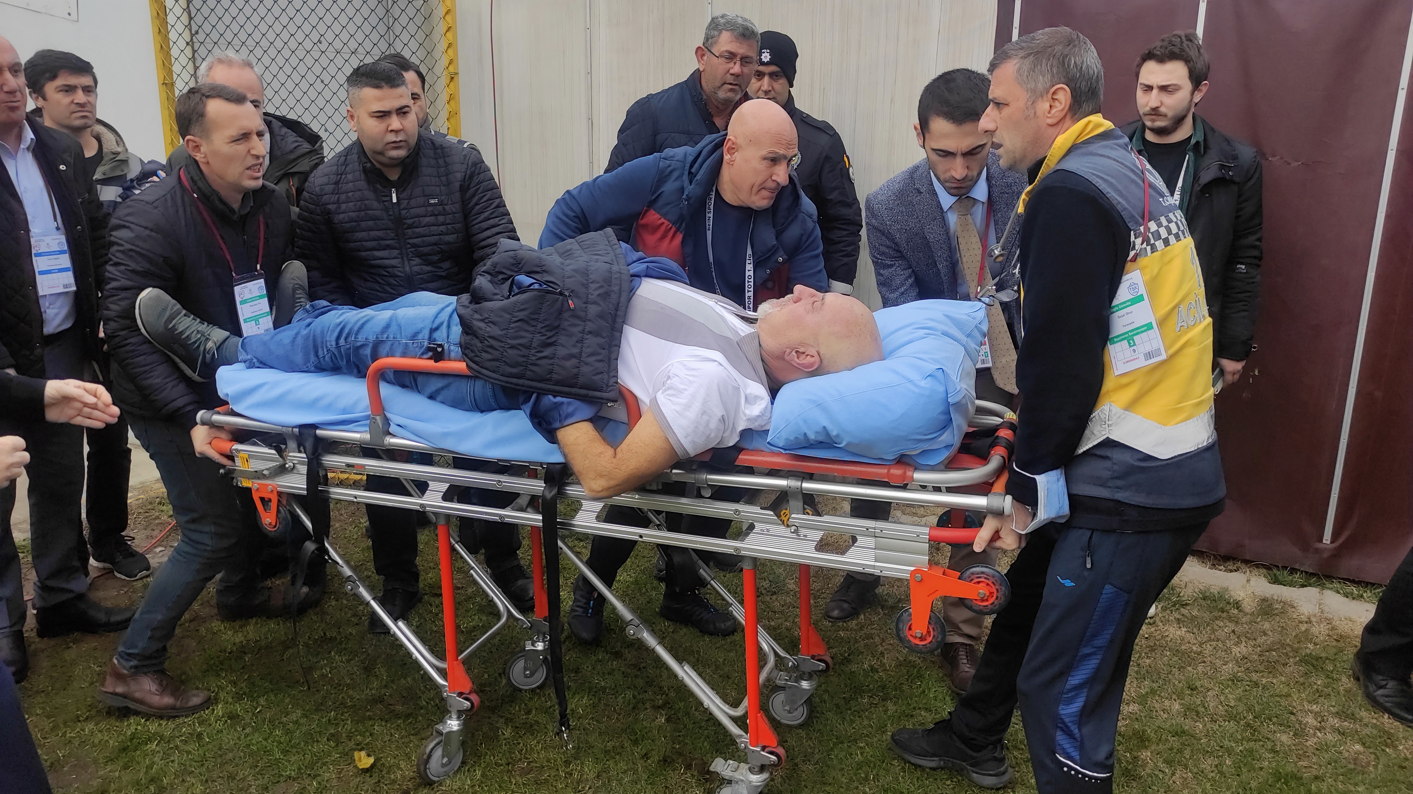 Trib�nde kalp krizi ge�irmi�ti: Band�rmasporlu taraftar  hayat�n� kaybetti