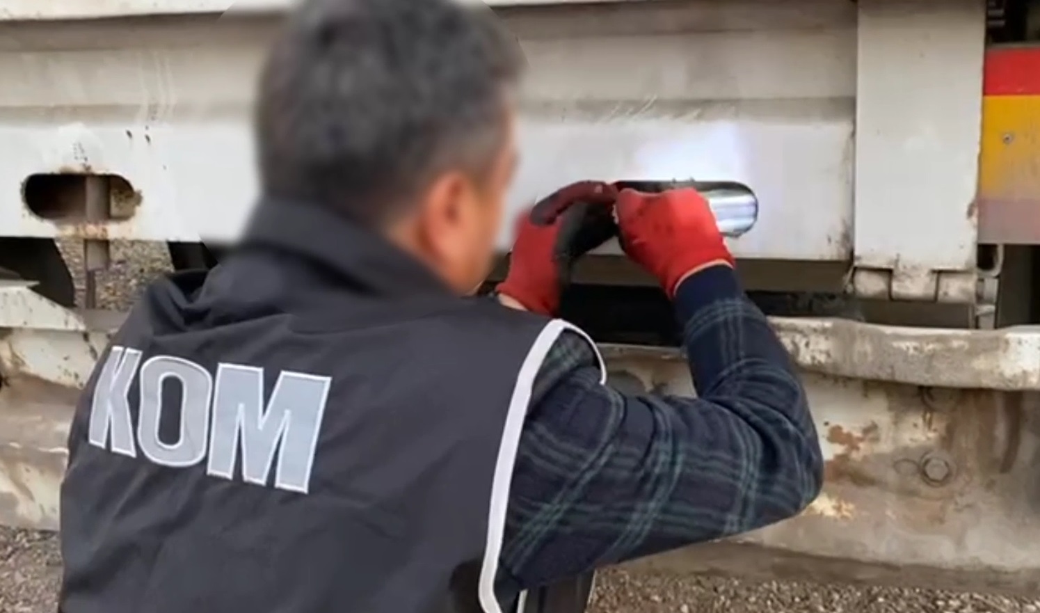 Uygulama noktas�nda durdurulan m�s�r y�kl� t�rda 283 ka�ak telefon ele ge�irildi