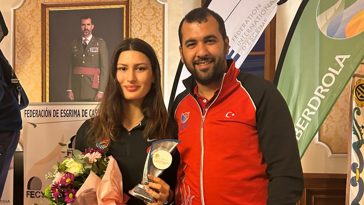 Milli eskrimci Nisanur Erbil'den bronz madalya