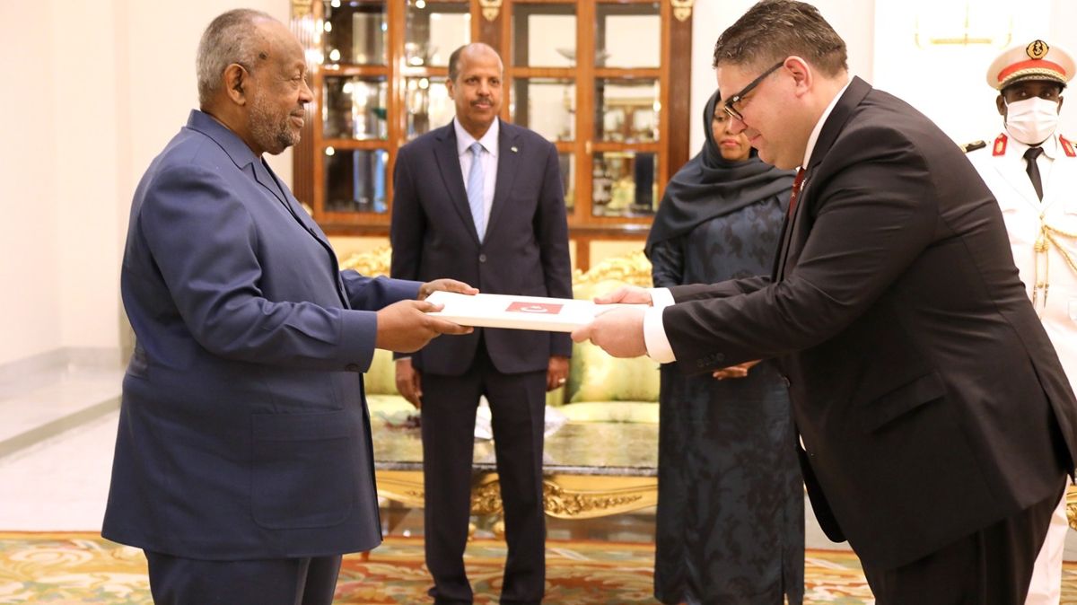 Cenk Uraz, Cibuti Cumhurbakanna gven mektubunu sundu