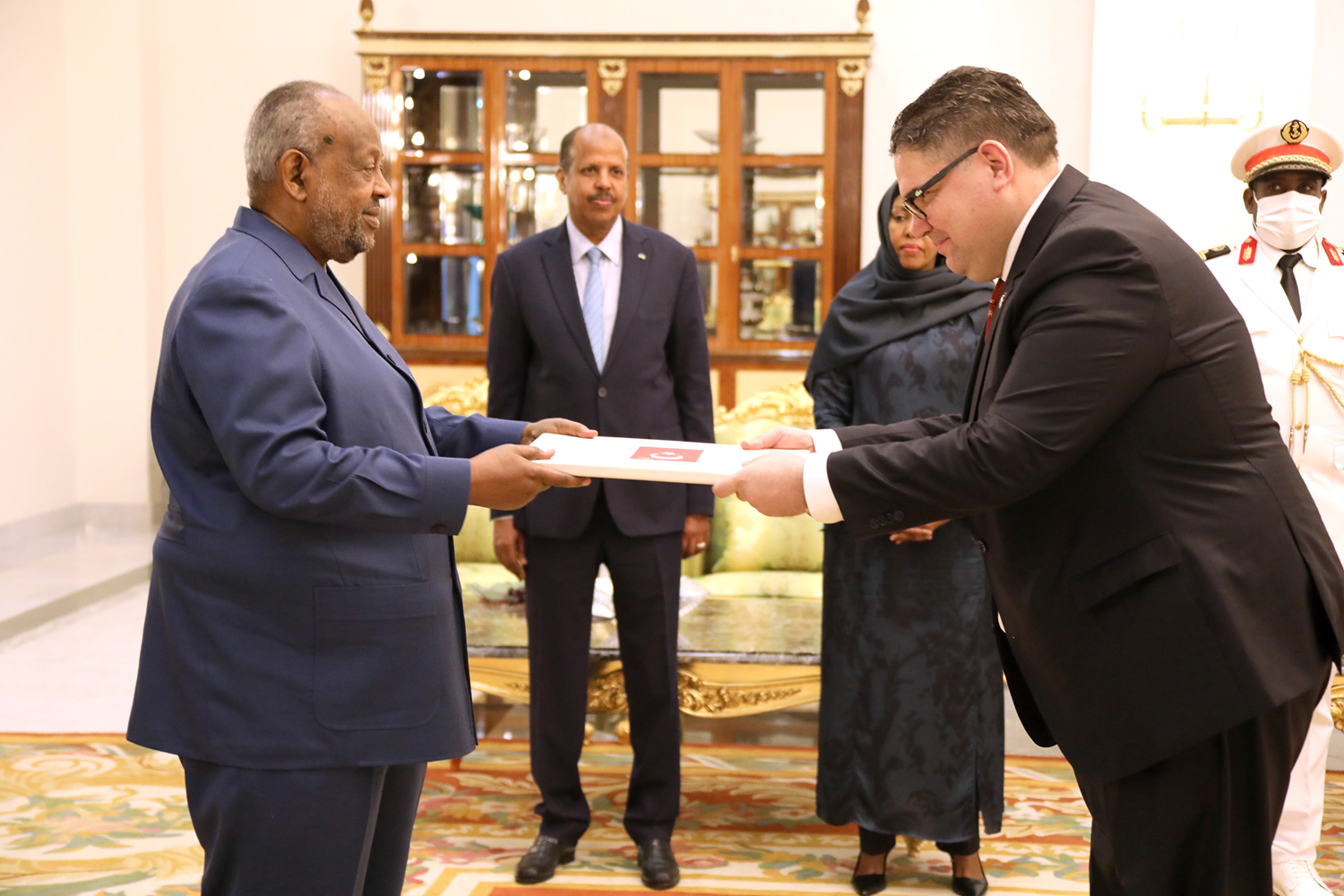 Cenk Uraz, Cibuti Cumhurbakanna gven mektubunu sundu