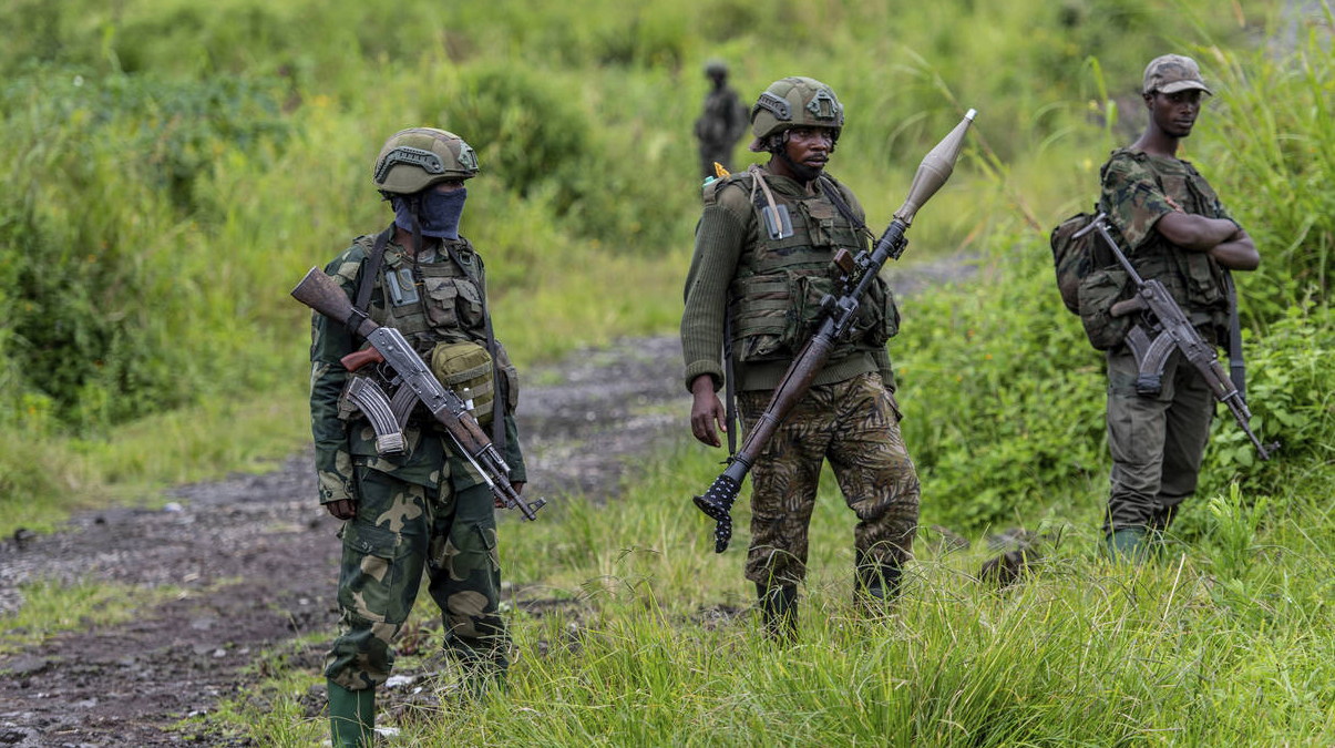 Filipinler'in kuzeybat�s�nda d��en askeri e�itim u�a��ndaki 2 ki�i �ld�