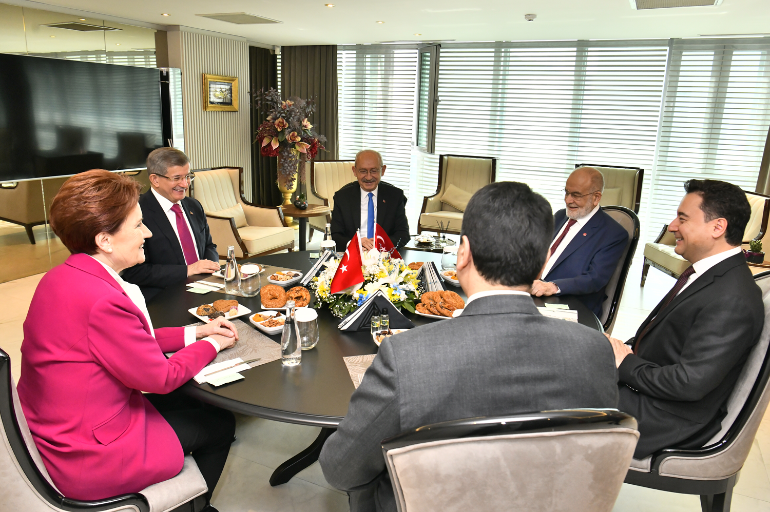 S�zc� bile Alt�l� Masa'y� ti'ye ald�: Ey aday! Geldiysen 6 kez masaya vur!