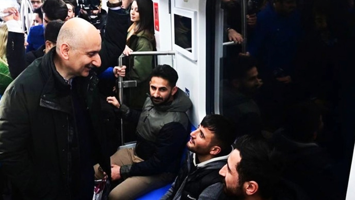 Bakan Karaismailolu, stanbul Havaliman metrosunda yolculuk etti