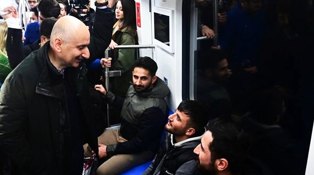 Bakan Karaismailo�lu, �stanbul Havaliman� metrosunda yolculuk etti
