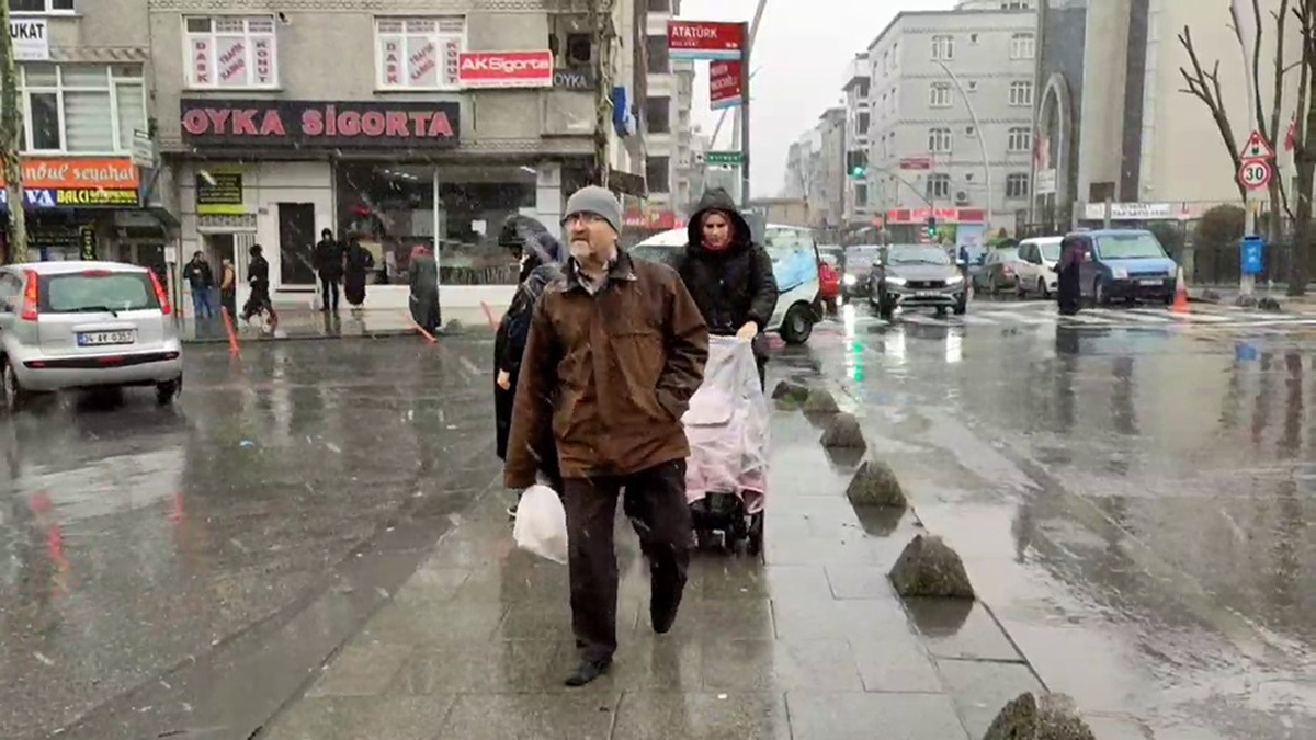 Sultangazi'de sulu kar