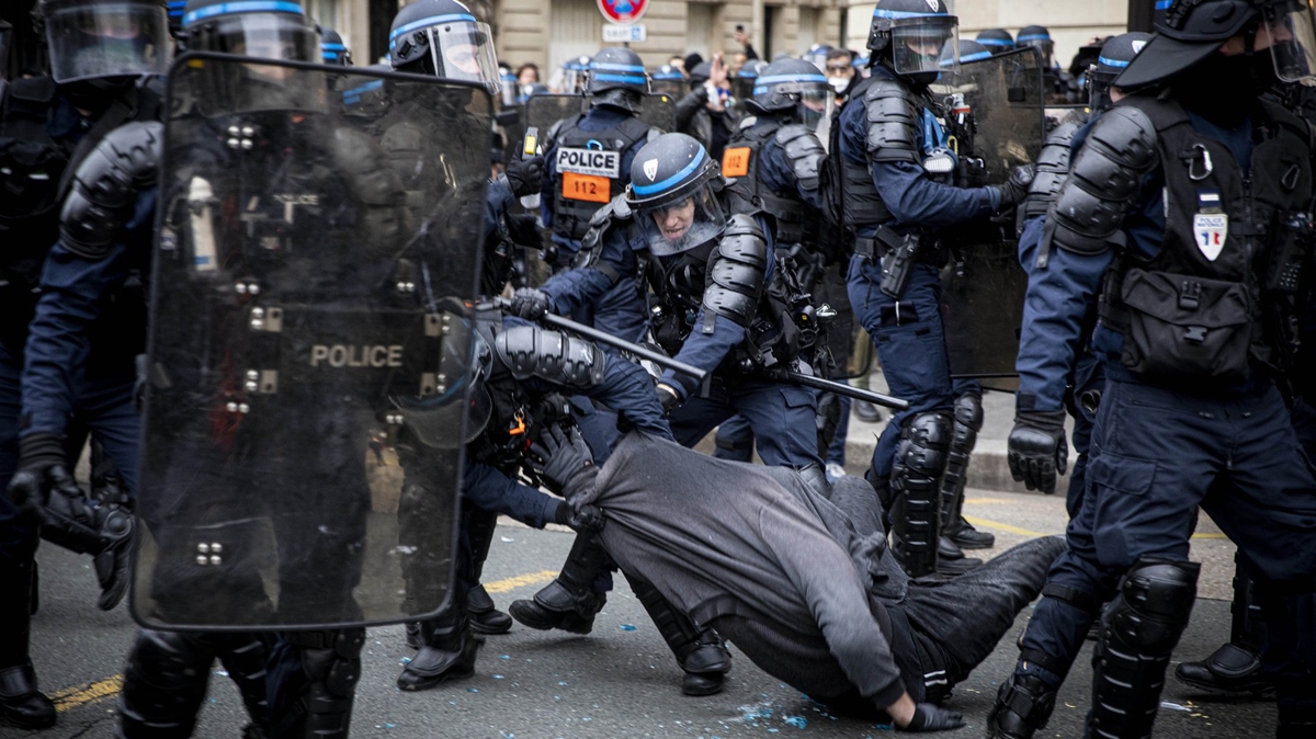 Fransa yangn yeri! Polis protestocularla att 