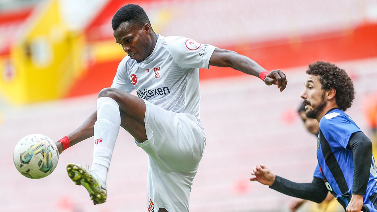 Isaac Cofie, Sivasspor'da 100. mana kt