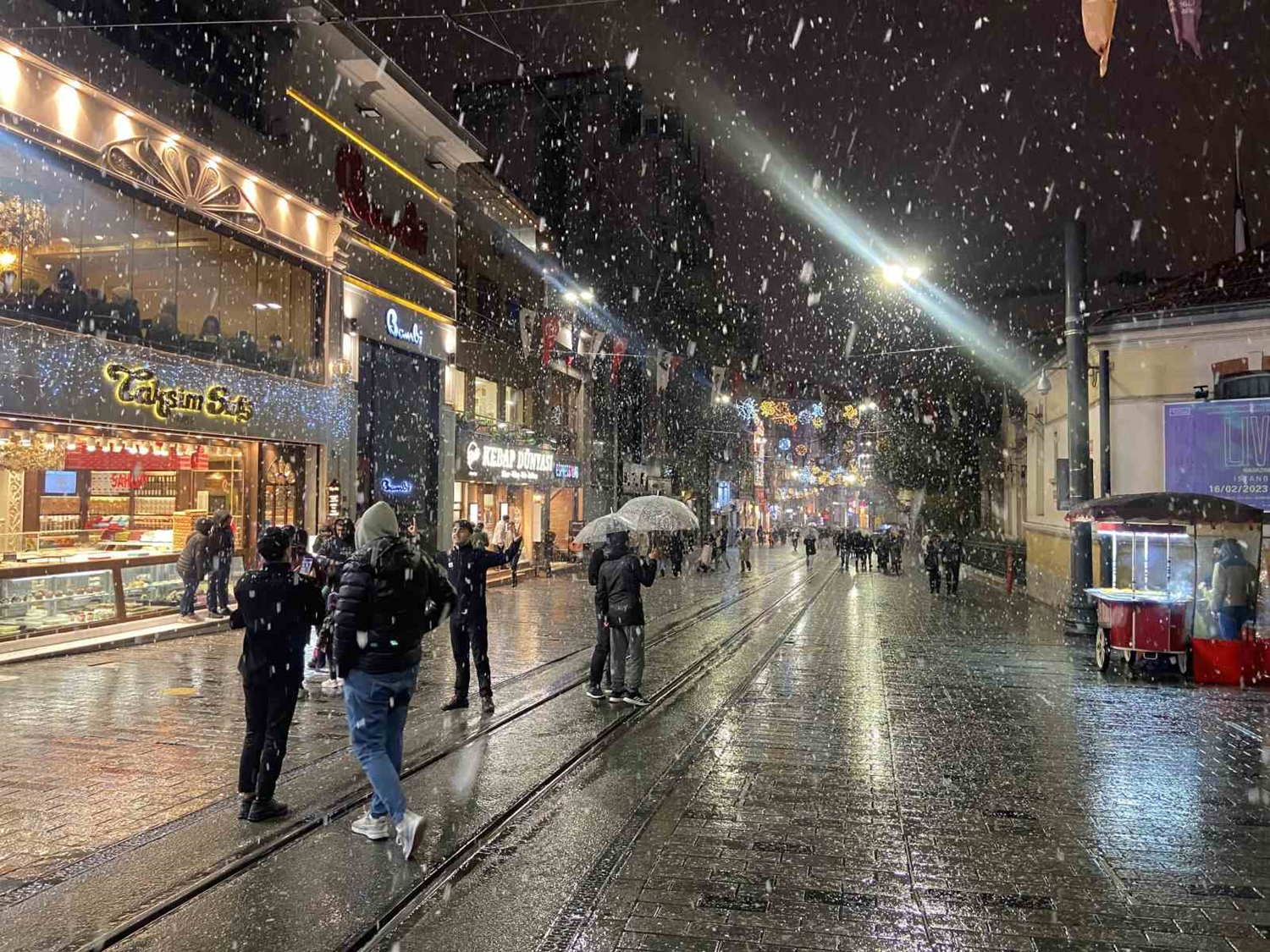 Taksim'e y�l�n ilk kar� ya�d�