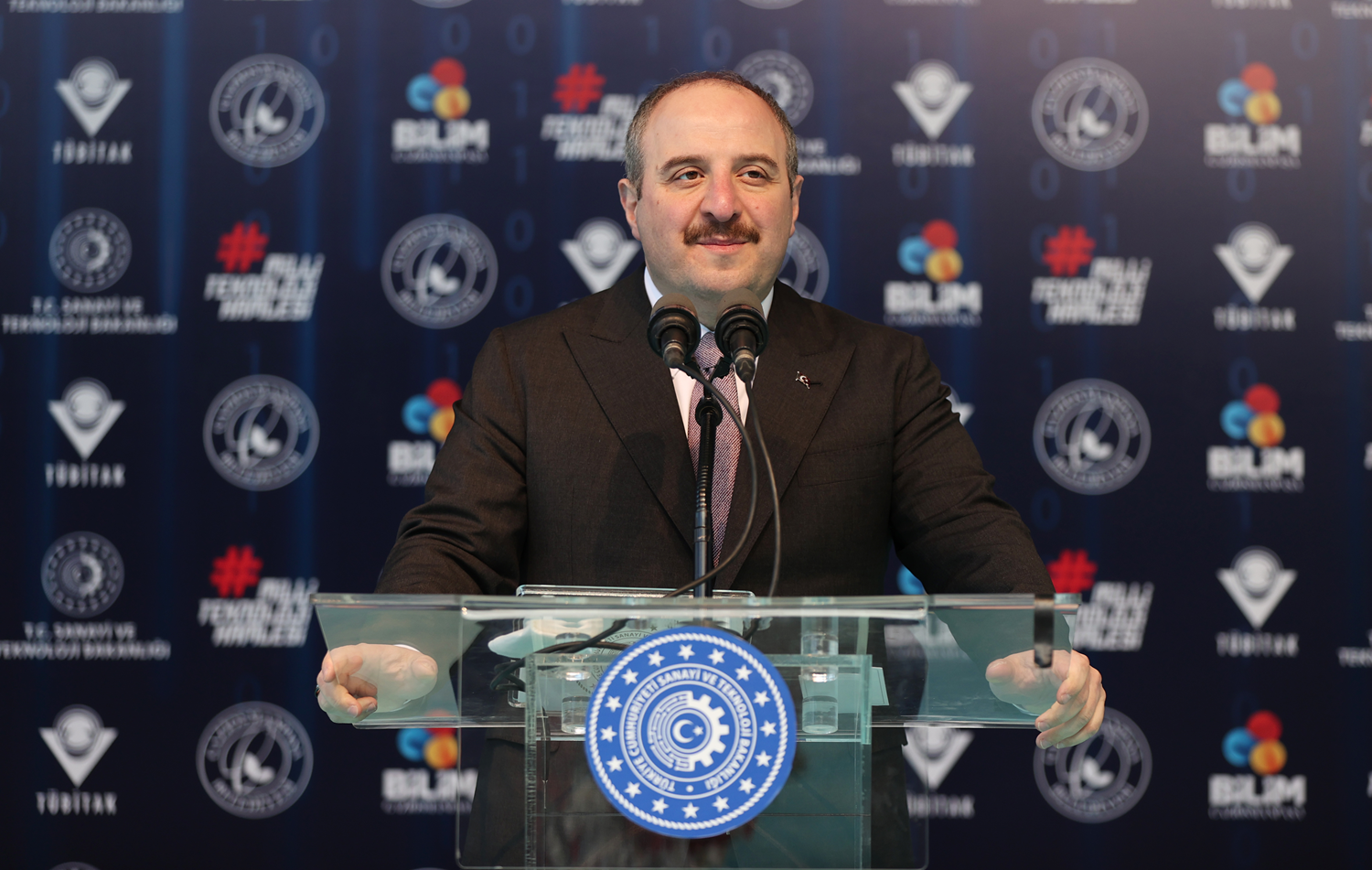 Bakan Varank'tan Babacan'a g�nderme: Avrupal�lardan aferin kapmay� meziyet sanan bir sefillik