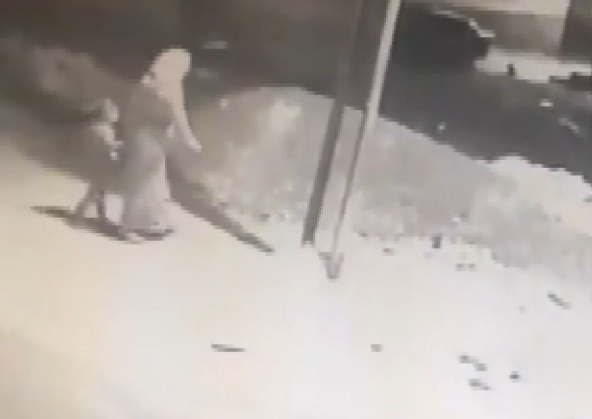 G�r�nt�leri ortaya ��kt�! Cani anne elinden tuttu�u k�z�n� bo�arak �ld�rmeye g�t�rm��