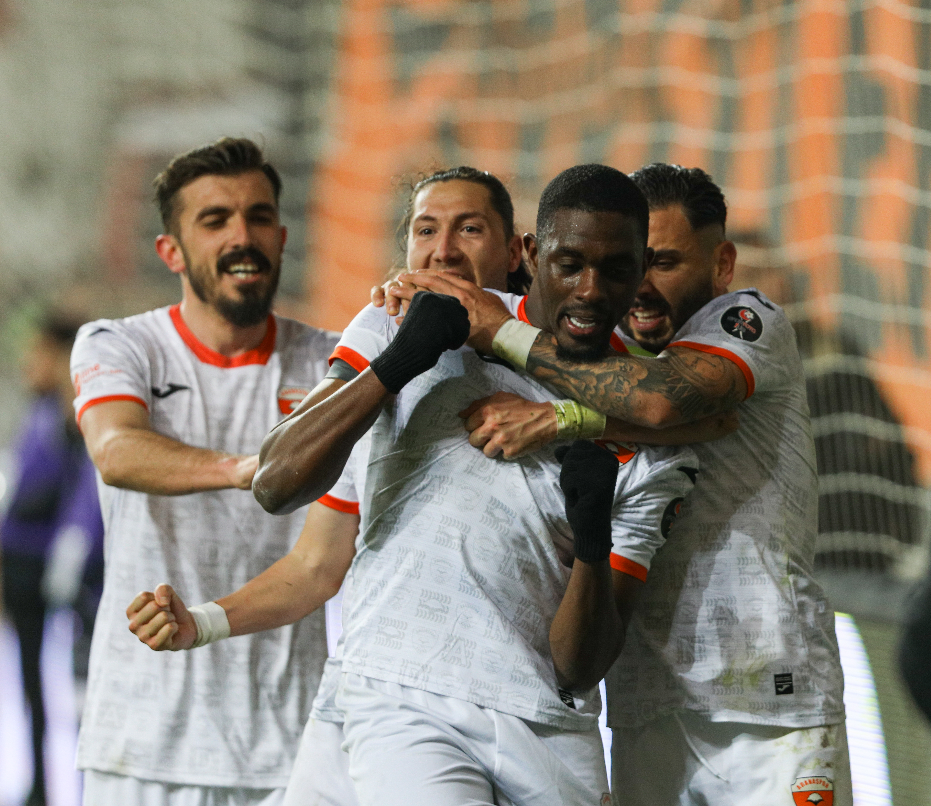 Adanaspor, �zmir'de 90+4'te kazand�