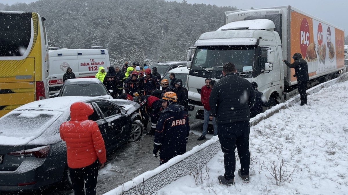Anadolu Otoyolu'nun Bolu kesiminde 6 aracn kart kazada 5 kii yaraland