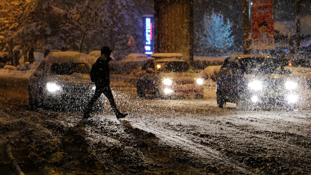 Ankara'da etkili olan kar ya sokaklar beyaza brd