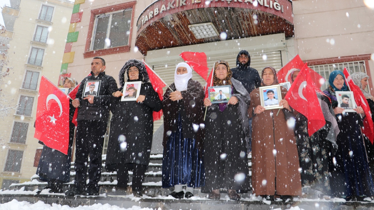 Diyarbakr annelerinin evlat nbeti kar ve souk havaya ramen devam ediyor